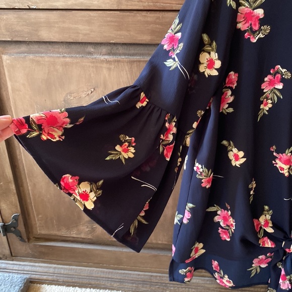 Pleione blouse M floral, bell sleeves tie waste - Picture 5 of 11